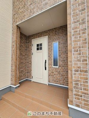 【エントランス】 | Livele Garden.S　第1中久喜2号棟 | 雨の日のご帰宅も安心のゆったりとした玄関ポーチ♪
