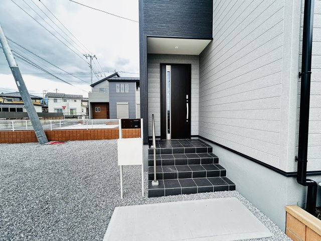 新築　前橋市樋越町第4　Livele Garden.S　3号棟の玄関|現地写真　ポストと一体型のTVモニターホンでセキュリティ安心！
