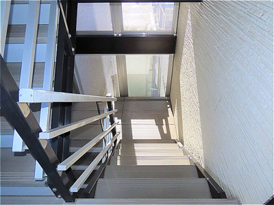 【その他】 | レオパレスカンテサンス | 階段上からのアングルです