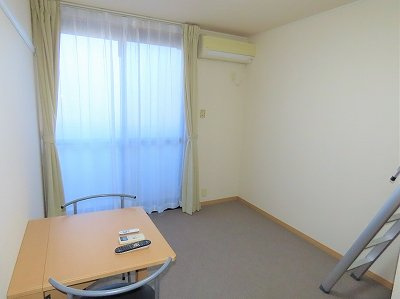 【居間・リビング】 | レオパレスカンテサンス | 家具家電が備え付けのお部屋です