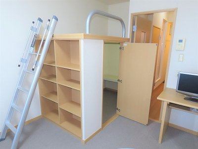 【内装】 | レオパレスカンテサンス | 本棚、ベッド下収納あり