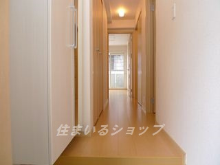 広島市安佐北区落合５丁目のアパートの玄関|ミラー付き大型シューズボックス