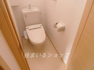 広島市安佐北区落合５丁目のアパートのトイレ|シャワートイレ・収納棚あり