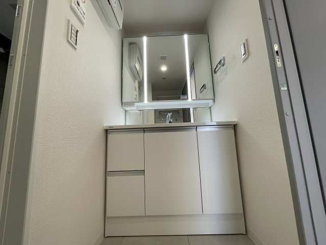 【独立洗面台】 | ライオンズマンション西高島平溝下公園弐番館　（成増店） | 角度調節の出来る三面鏡が便利なシャワー付き洗面化粧台
