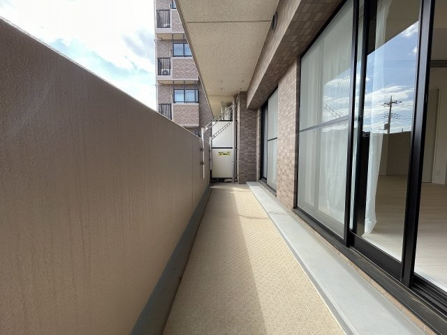 【バルコニー】 | ライオンズマンション西高島平溝下公園弐番館　（成増店） | 光と風を誘う窓やバルコニーが、快適な住空間を感じさせる
