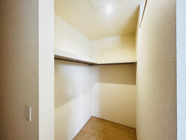 新築　前橋市樋越町第4　Livele Garden.S　5号棟の収納|現地写真　大型のウォークインクローゼットは収納ラクラク、お部屋スッキリ♪							
