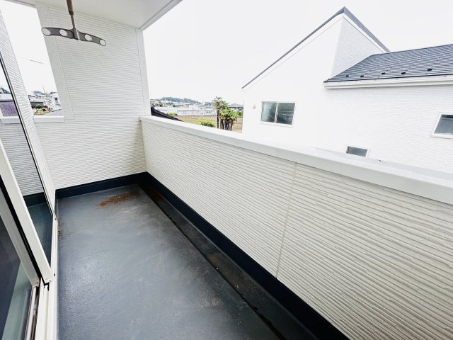 新築　前橋市樋越町第4　Livele Garden.S　5号棟のバルコニー|現地写真　インナーバルコニーで少しの雨なら濡れずにすみます。天気が怪しいけど…という悩みも解消ですね!									

