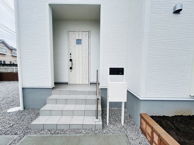 新築　前橋市樋越町第4　Livele Garden.S　5号棟の玄関|現地写真　ポストと一体型のTVモニターホンでセキュリティ安心！
