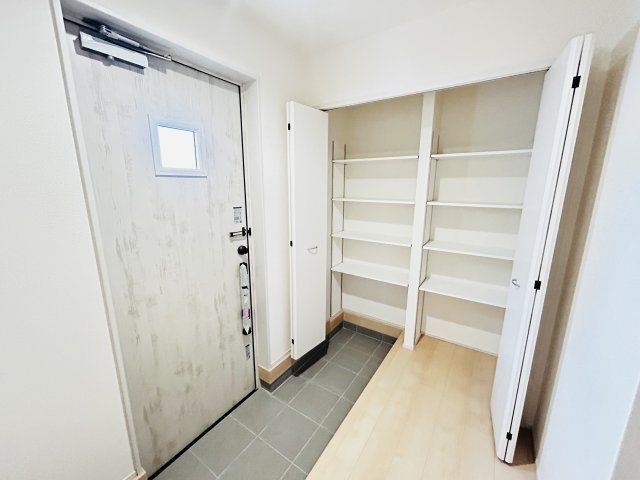 新築　前橋市樋越町第4　Livele Garden.S　5号棟の玄関|現地写真　約３０足収納できる下駄箱は中で段の高さを調節できるのでブーツ等もきっちりしまえます！
					
