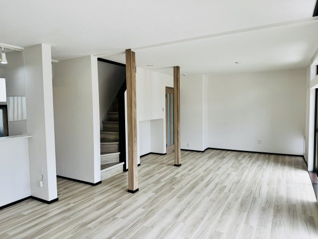 八王子市　川口町　中古戸建ての居間・リビング|～21.5帖の明るいLDKで家族団欒の時間をお過ごしいただけます～