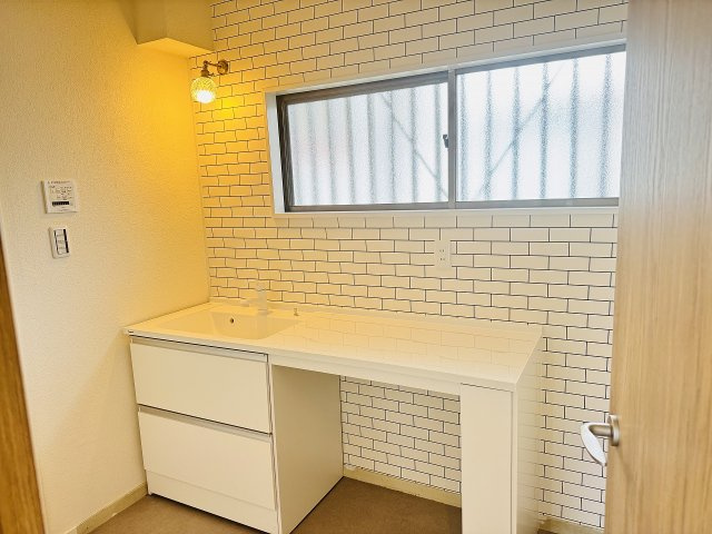 八王子市　川口町　中古戸建ての独立洗面台|～ワイドカウンター付きの独立洗面台～