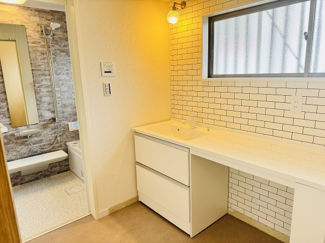 八王子市　川口町　中古戸建ての脱衣所|～窓付きで明るい洗面所　換気もしやすいです～
