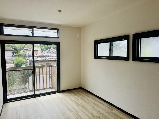 八王子市　川口町　中古戸建ての寝室|～2階7.5帖の主寝室　ベッドなど大型家具のレイアウトもしやすい広さです～