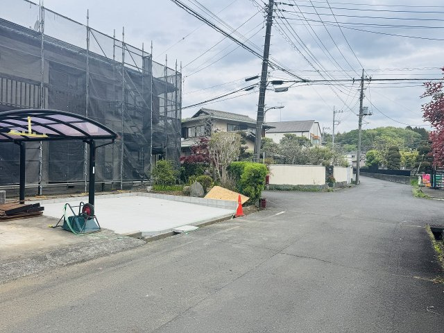 八王子市　川口町　中古戸建ての前面道路含む現地写真|～南東6ｍ・北東4ｍ道路に面しています～