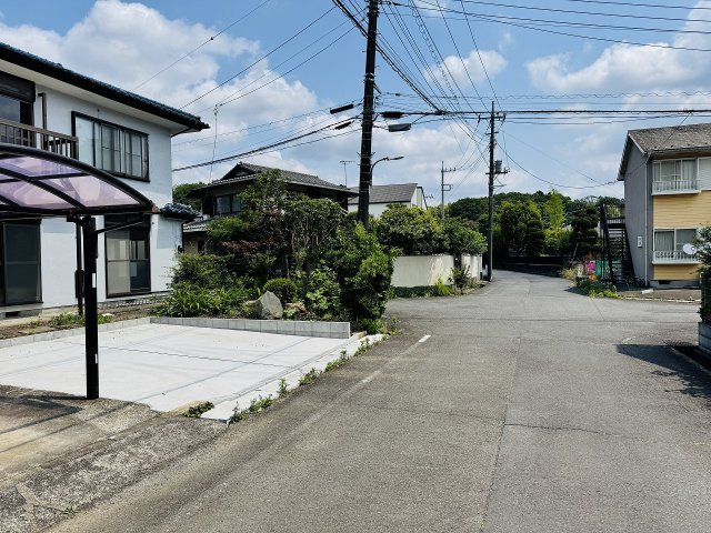 八王子市　川口町　中古戸建ての前面道路含む現地写真|～南東6ｍ・北東4ｍ道路に面しています～