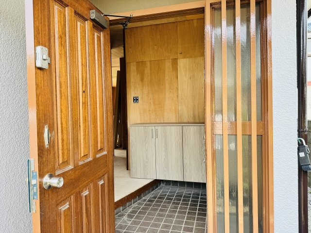 八王子市　川口町　中古戸建ての玄関|～玄関シューズボックス交換済～