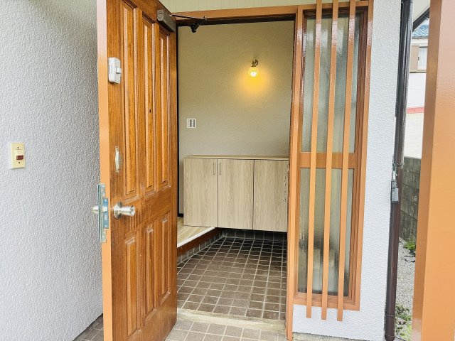 八王子市　川口町　中古戸建ての玄関|～玄関シューズボックス交換済、ロータイプで玄関に開放感が生まれます～