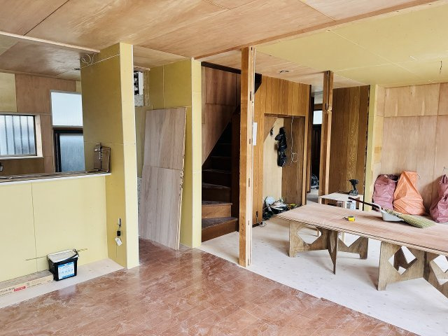 八王子市　川口町　中古戸建ての居間・リビング|～現在リフォーム中、詳細は当社までお気軽にお問合せ下さい～