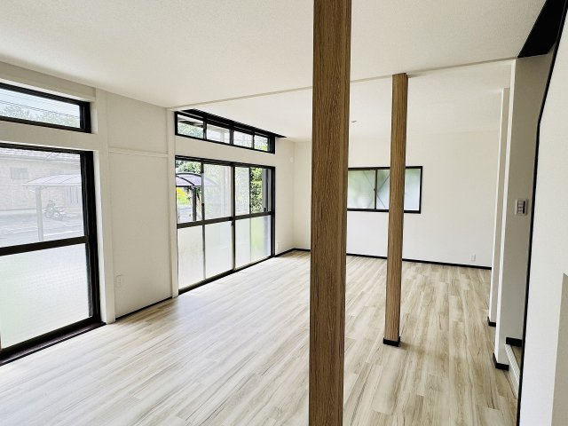 八王子市　川口町　中古戸建ての居間・リビング|～21.5帖の明るいLDKで家族団欒の時間をお過ごしいただけます～