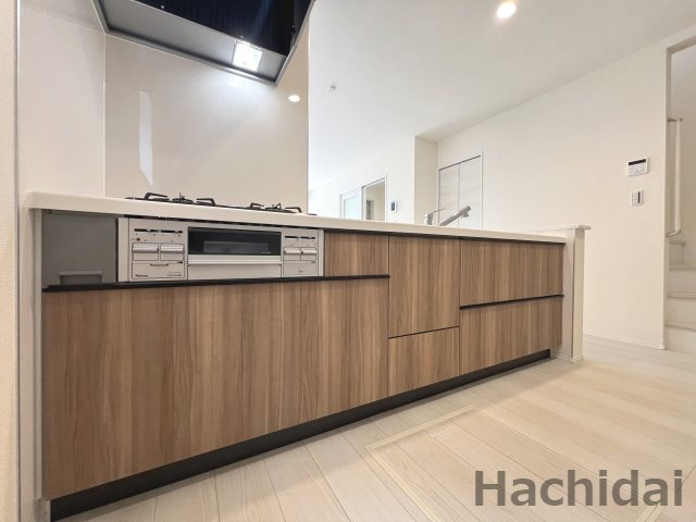 碧南市善明町1丁目　新築住宅＜1号棟＞のキッチン|リビングで遊ぶお子様を見守りながらお料理ができる人気のカウンターキッチンです