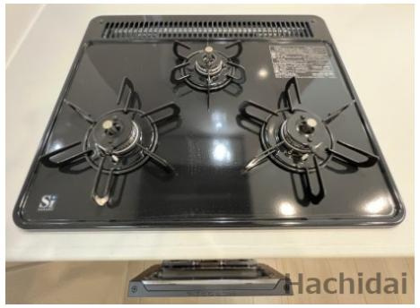 碧南市善明町1丁目　新築住宅＜1号棟＞のキッチン|三口コンロとグリル付きのお掃除がしやすいシステムキッチンです