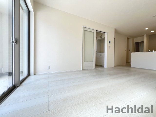 碧南市善明町1丁目　新築住宅＜1号棟＞の居間・リビング|掃き出し窓の開放感が心地よい15.88帖のLDK。どこにいても陽差しが感じられる居心地の良い空間です。
