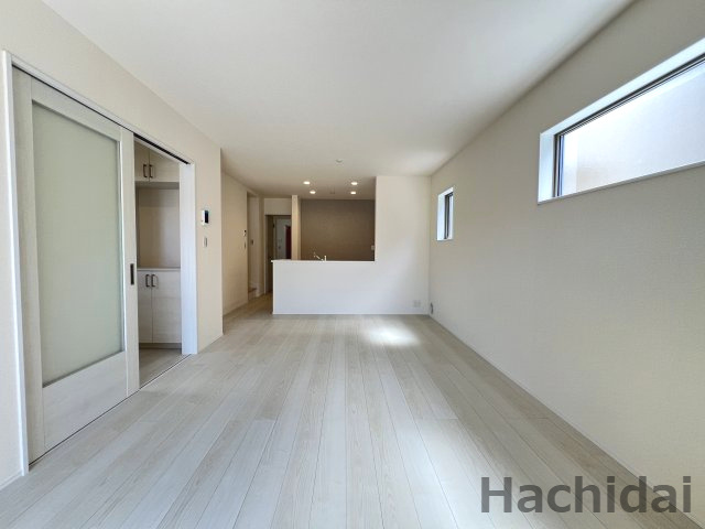 碧南市善明町1丁目　新築住宅＜1号棟＞の居間・リビング|ソファなどの大きな家具もゆとりを持って配置できます