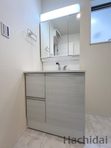 碧南市善明町1丁目　新築住宅＜1号棟＞の独立洗面台|洗面台には鏡の裏や下の棚に収納スペースがあり、洗剤や整髪料、予備の歯ブラシなどスッキリしまって頂けます