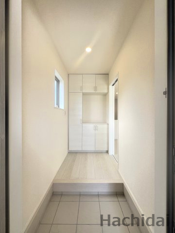 碧南市善明町1丁目　新築住宅＜1号棟＞の玄関|優しいカラーの建具と調和し、温かみのある雰囲気を感じることができる玄関ホール。