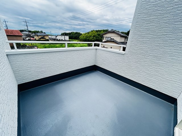 新築　前橋市樋越町第4　Livele Garden.S　6号棟のバルコニー|現地写真　インナーバルコニーで少しの雨なら濡れずにすみます。天気が怪しいけど…という悩みも解消ですね!									

