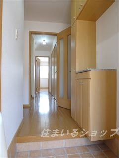 広島市安佐北区亀山９丁目のアパートの玄関|大型シューズボックス