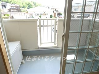 広島市安佐北区亀山９丁目のアパートのバルコニー