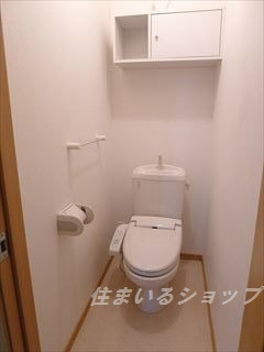 広島市安佐北区亀山９丁目のアパートのトイレ|シャワートイレ・収納棚あり