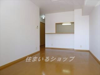 広島市安佐北区亀山９丁目のアパートの居間・リビング|人気の対面キッチン
