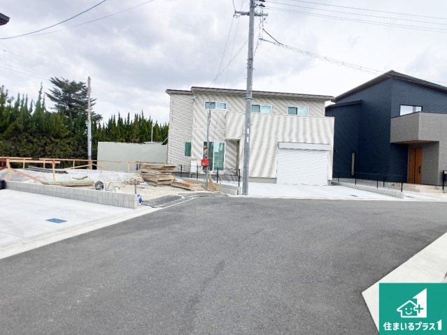 加古川市加古川町南備後　第6期　新築一戸建ての前面道路含む現地写真|周辺は落ち着いた街並みの住宅地！子育てがしやすい住環境です！まだ未完成ですが、現地でしかわからない事もございます。是非一度ご覧ください。