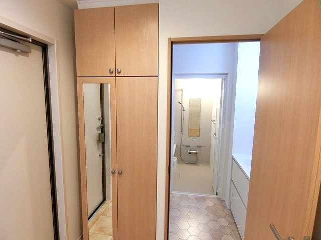 オリーブの木の玄関|収納もある玄関です