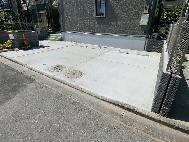 オリーブの木の駐車場|きれいな外観です