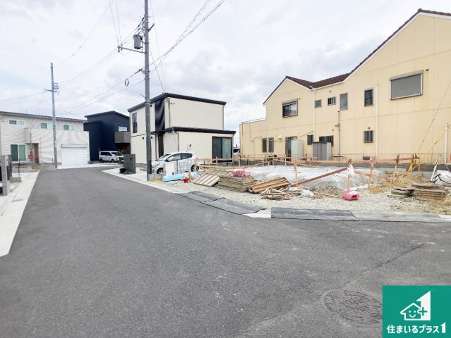 加古川市加古川町南備後　第6期　新築一戸建ての前面道路含む現地写真|周辺は落ち着いた街並みの住宅地！子育てがしやすい住環境です！まだ未完成ですが、現地でしかわからない事もございます。是非一度ご覧ください。