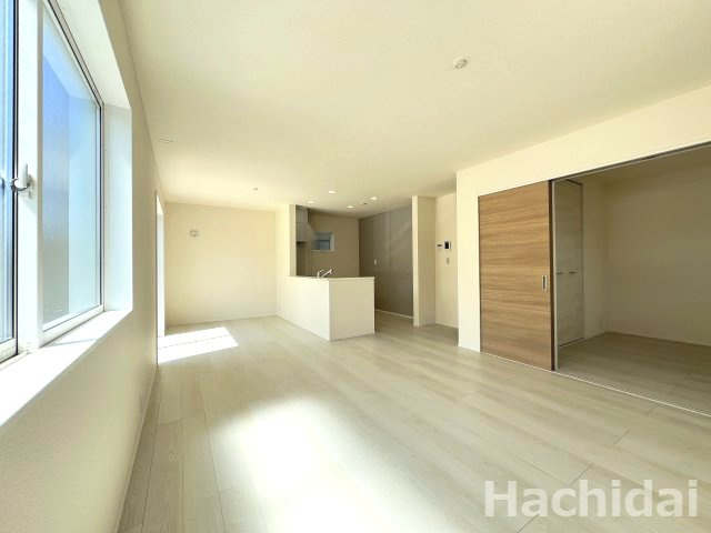 碧南市善明町1丁目　新築住宅＜2号棟＞の居間・リビング|間仕切りを閉めると、独立した一つの部屋としても使い勝手が良い間取りです。