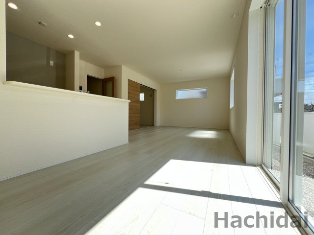 碧南市善明町1丁目　新築住宅＜2号棟＞の居間・リビング|掃き出し窓の開放感が心地よい18.25帖のLDK。どこにいても陽差しが感じられる居心地の良い空間です。