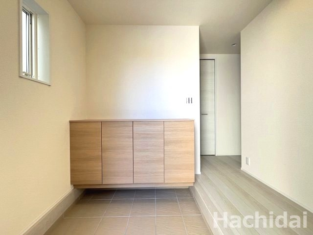 碧南市善明町1丁目　新築住宅＜2号棟＞|優しいカラーの建具と調和し、温かみのある雰囲気を感じることができる玄関ホールです。
