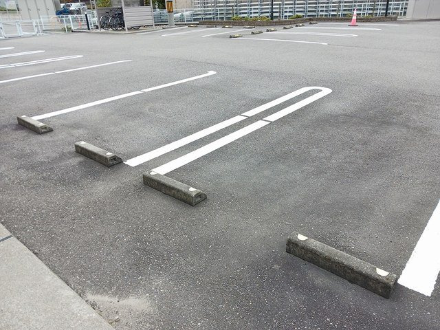 サンリット　ハルの駐車場