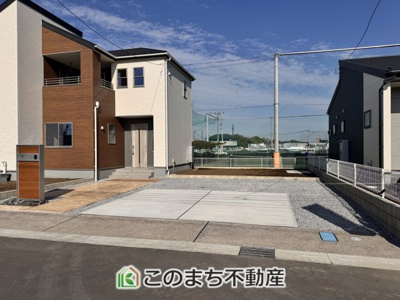 【駐車場】 | Livele Garden　第1中久喜4号棟 | 横並びに3台駐車可能♪コンクリート舗装された駐車場は雨の時も水たまりにならずに便利です♪
