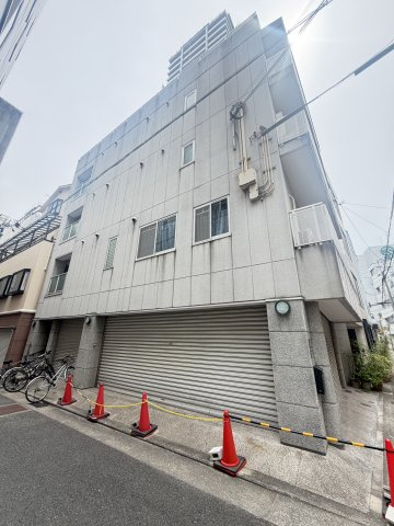 新井マンションの外観