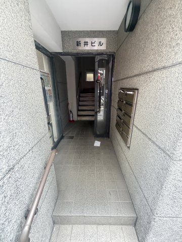 新井マンションのエントランス