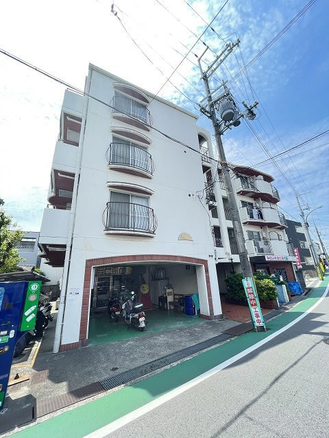 メゾンスリーエイト園田の外観
