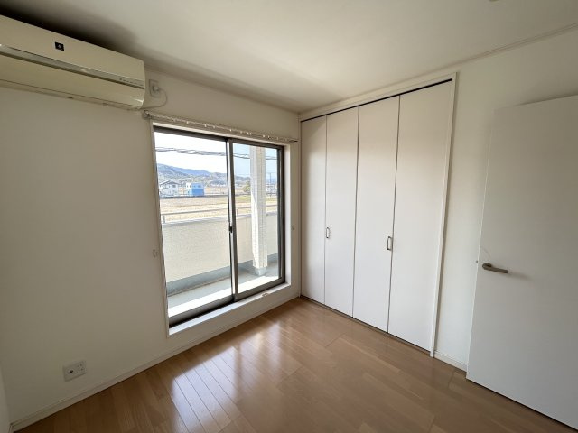 小松島市横須町18-29の寝室