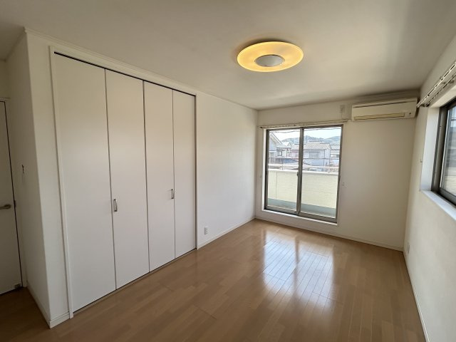 小松島市横須町18-29の洋室