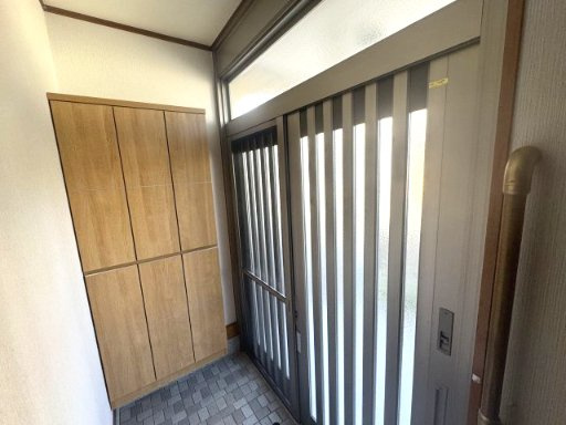 阪南市下出中古戸建の玄関|ダイワハウス施工の安心住宅。1280万円と手の届きやすい価格帯で、初めてのマイホームにもおすすめです。落ち着いた住環境で、ゆとりある暮らしを実現できます