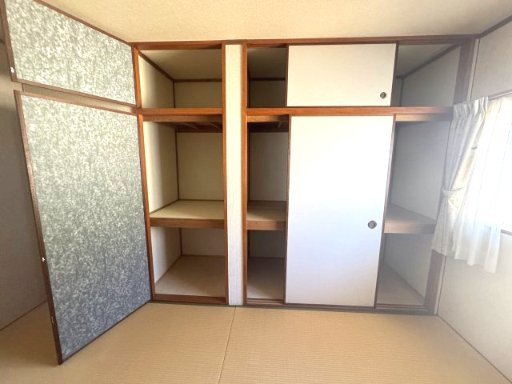 阪南市下出中古戸建の収納|昭和52年築ですが、ダイワハウス施工でしっかりとした造りが魅力。価格を抑えつつ安心してお住まいいただけます。